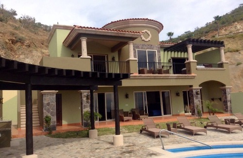 Paraiso Escondido House | Inviting 4-Bedroom Villa at Montecristo Estates with Pool