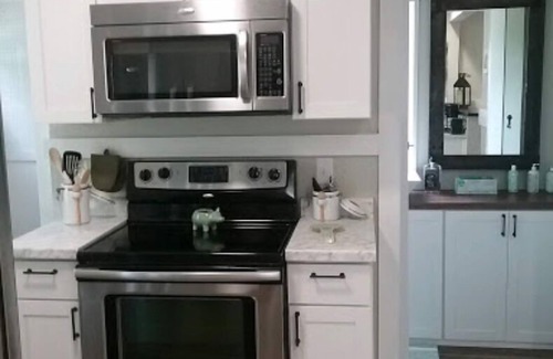 Cedar Rapids - Iowa City House | Cozy C Avenue NW Bungalow Near Downtown with Ocean Views