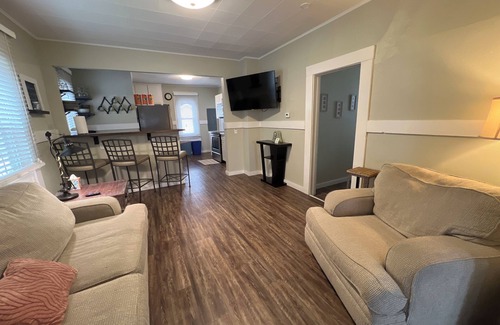 Cedar Rapids - Iowa City House | Cozy C Avenue NW Bungalow Near Downtown with Ocean Views