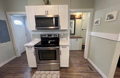 Cedar Rapids - Iowa City House | Cozy C Avenue NW Bungalow Near Downtown with Ocean Views