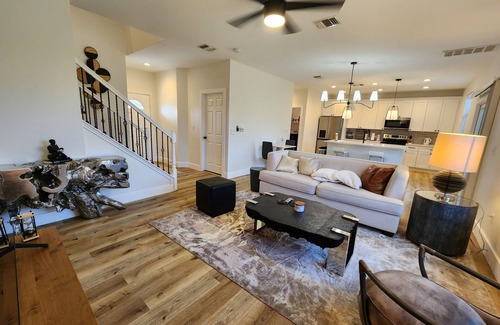 Stony Ridge North House | Family-Friendly 4 Bed House Just 9 Minutes from Airport
