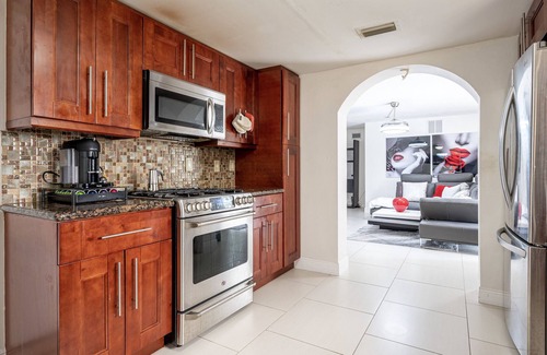 Cutler Bay Apartment | 4 BED & 2 BATH Lakefront Duplex w/ Pool in between Downtown Miami & Florida Keys