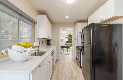 The Colony House | Family-Friendly Retreat with 4 Beds & Impressive Amenities
