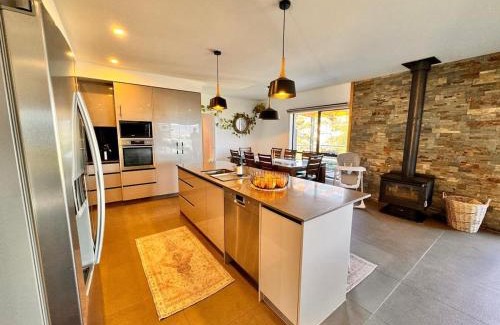 Howrah House | Spacious 4-Bedroom House with Spa and Beach Views