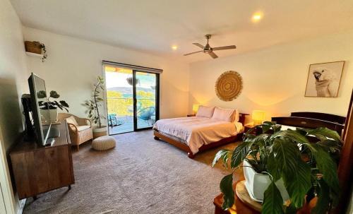 Howrah House | Spacious 4-Bedroom House with Spa and Beach Views