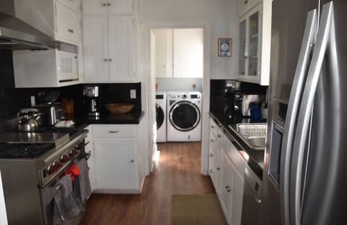 Petaluma House | Pet-Friendly Haven: Walk to Town in Wine Country