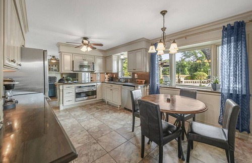 Forestview House | 4-Bed 3-Bath Schaumburg Retreat with Amazing Backyard Entertainment
