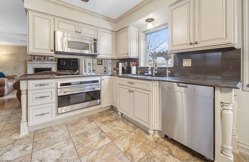 Forestview House | 4-Bed 3-Bath Schaumburg Retreat with Amazing Backyard Entertainment