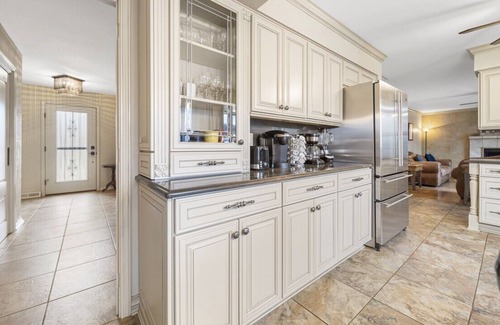 Forestview House | 4-Bed 3-Bath Schaumburg Retreat with Amazing Backyard Entertainment