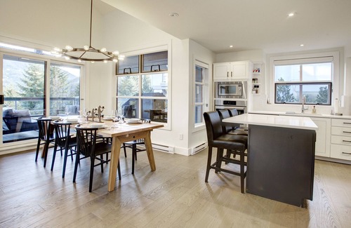 Whistler Cay Heights House | Stunning 4 Bed Townhouse with Mountain Views and Hot Tub