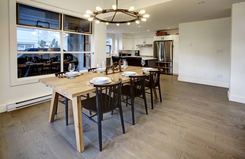 Whistler Cay Heights House | Stunning 4 Bed Townhouse with Mountain Views and Hot Tub