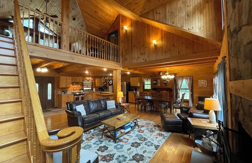 Thornton House | Family-Friendly 4 Bed White Mountain Log Home Retreat