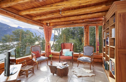 San Carlos de Bariloche House | Elegant Lakefront Retreat with Hot Tub & Modern Kitchen