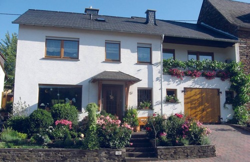 Dhron Apartment | Cozy 2-Bedroom Apartment for Two at Ferienwohnung Gorges