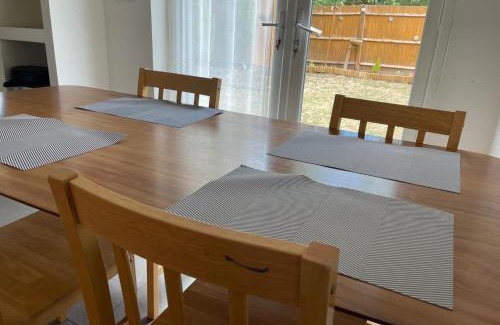 Shephall House | 4-Bed Barnwell Retreat- Sleeps 9 Garden & Parking
