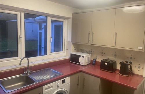 Stonnall House | Cozy 4 Bed Retreat in Birmingham with Family-Friendly Amenities