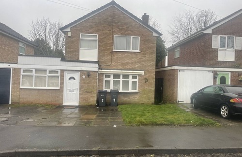 Stonnall House | Cozy 4 Bed Retreat in Birmingham with Family-Friendly Amenities