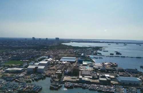 Pluit Apartment | Family-Friendly 4 Bed Condo with Pool by The Sea