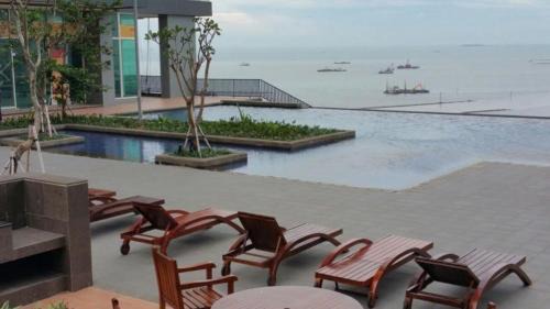 Pluit Apartment | Family-Friendly 4 Bed Condo with Pool by The Sea