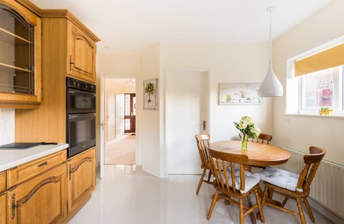 Tamworth House | Family-Friendly 4-Bed Retreat Near Snowdome & Drayton Manor