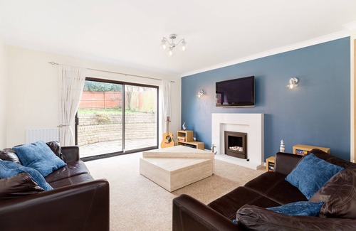 Tamworth House | Family-Friendly 4-Bed Retreat Near Snowdome & Drayton Manor
