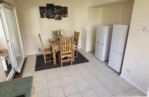 Acresford House | Spacious Family Home Near Warwick Uni with Parking