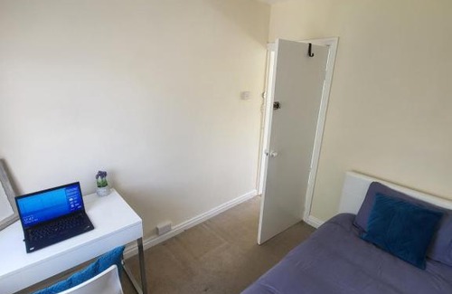 Acresford House | Spacious Family Home Near Warwick Uni with Parking
