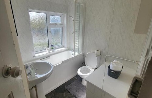 Acresford House | Spacious Family Home Near Warwick Uni with Parking