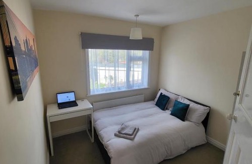 Acresford House | Spacious Family Home Near Warwick Uni with Parking