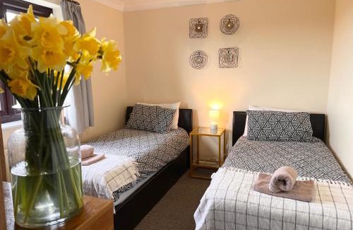Llanddona House | Idyllic 4-Bedroom Farmhouse with Breathtaking Mountain Views