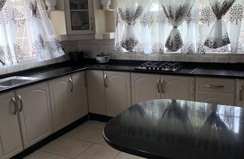 Harare House | 4 Bed Gated House-Sleeps 8-Private Parking