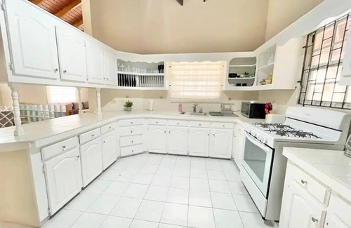 Wotton House | 4 Bed Home for Group Travel, Sleeps 8