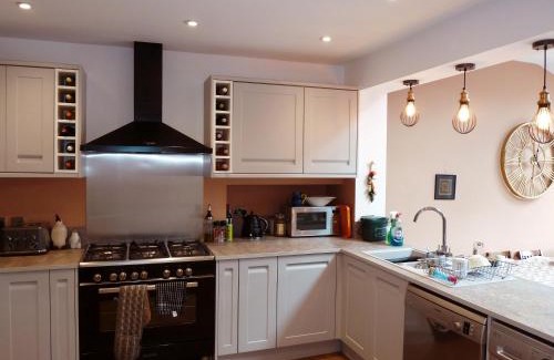 Whitton House | 4 bed house close to Allianz Stadium, LHR and London 20mins away