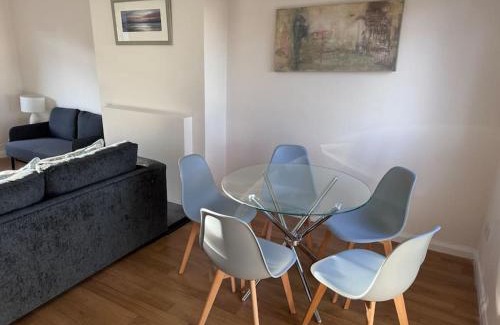 Glenrothes House | 4 Bed House, Glenrothes sleeps 5