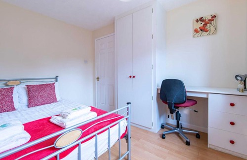 Castle Donington Apartment | Comfortable 4 Bed House in Castle Donington with Parking
