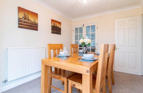 Castle Donington Apartment | Comfortable 4 Bed House in Castle Donington with Parking