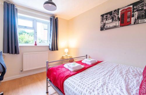 Castle Donington Apartment | Comfortable 4 Bed House in Castle Donington with Parking