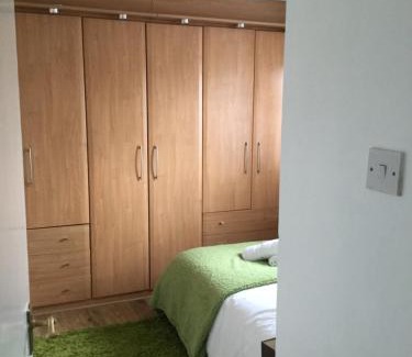 Basildon House | Convenient 4-Bed House Near Basildon Town Centre