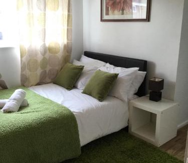 Basildon House | Convenient 4-Bed House Near Basildon Town Centre