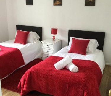 Basildon House | Convenient 4-Bed House Near Basildon Town Centre