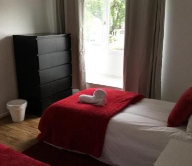 Basildon House | Convenient 4-Bed House Near Basildon Town Centre
