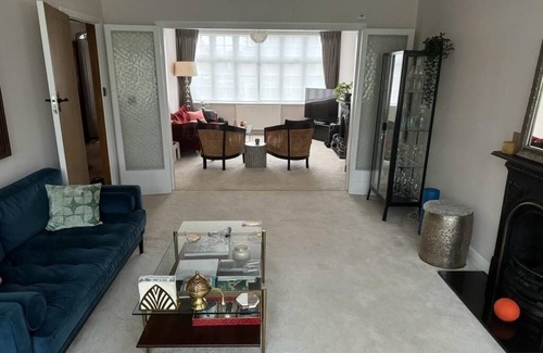 Canons House | Charming 4-Bed House in Stanmore with Breakfast Included