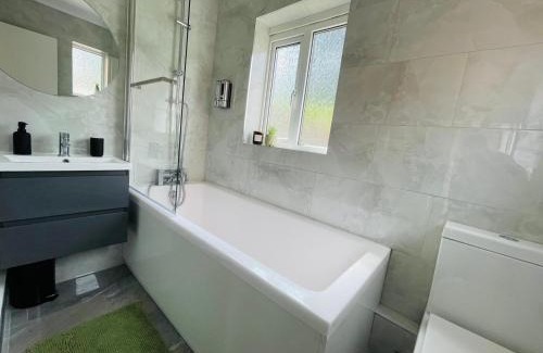 Luton House | Ideal 4-Bed House in Luton - Guest Rated 10/10