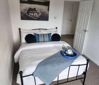 Buckingham House | 4 Bed House - Sleeps 8 - Parking - Garden - Wifi
