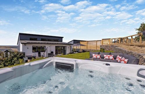 Appledore House | Cozy 4-Bed Retreat in Appledore with Hot Tub Access