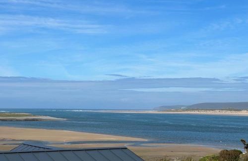 Appledore House | Cozy 4-Bed Retreat in Appledore with Hot Tub Access