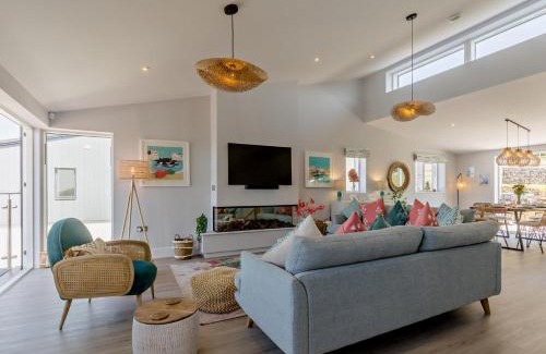 Appledore House | Cozy 4-Bed Retreat in Appledore with Hot Tub Access