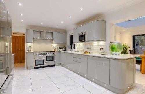 Hevingham House | Discover 4-Bed Retreat in Aylsham with Hot Tub & Pet-Friendly