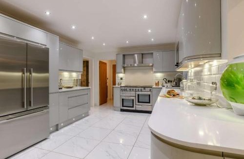 Hevingham House | Discover 4-Bed Retreat in Aylsham with Hot Tub & Pet-Friendly