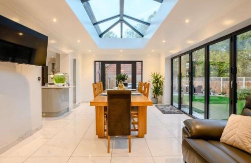 Hevingham House | Discover 4-Bed Retreat in Aylsham with Hot Tub & Pet-Friendly